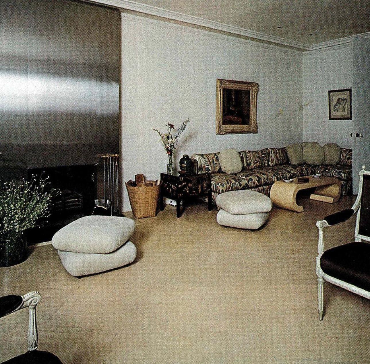 Low sofas and ottomans mix with Matisse and Bonnard. New York, 1978. 