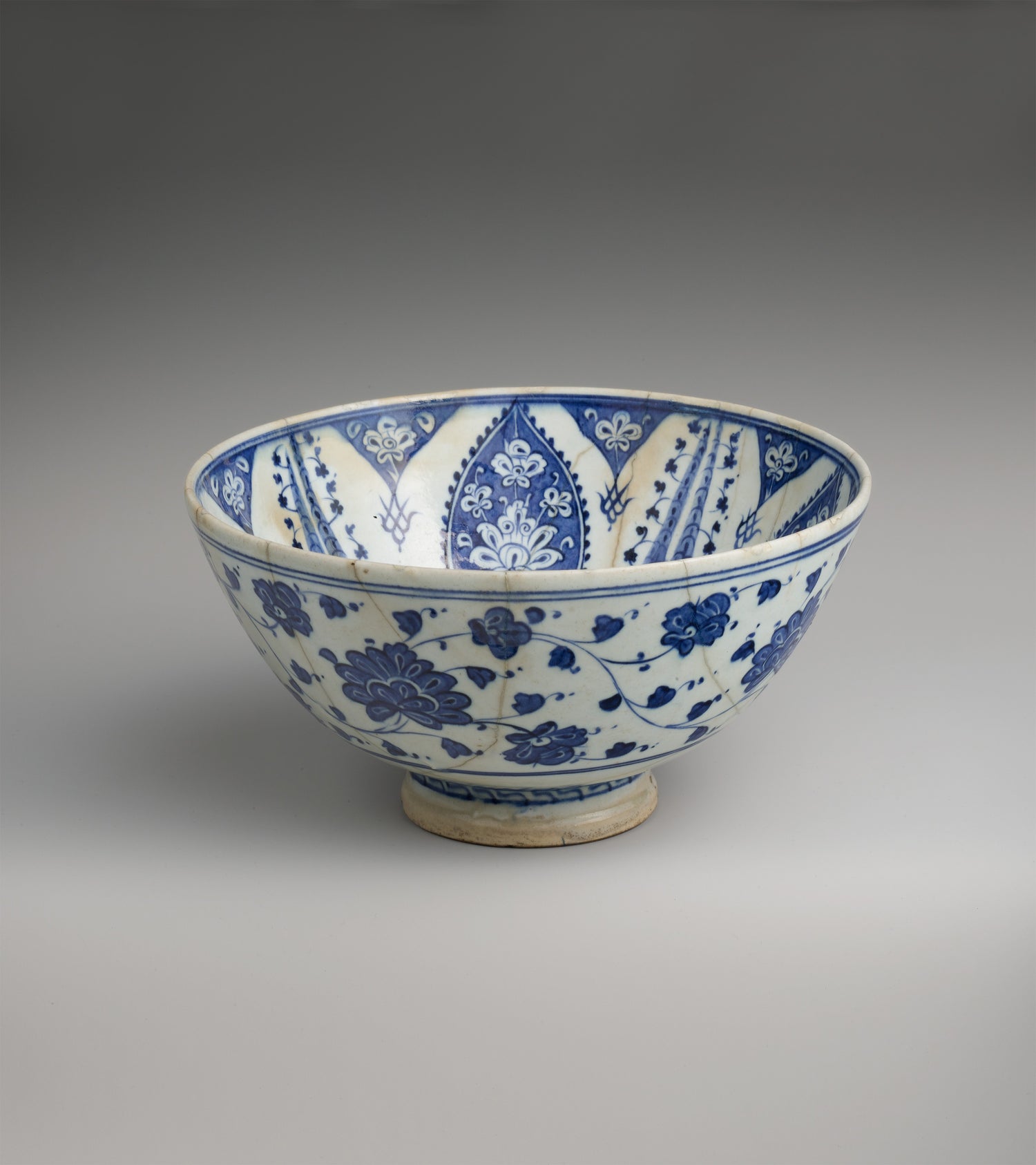 Bowl with Variation of 'Baba Nakkas' Design, Iznik, Turkey, ca 1500, The Metropolitan Museum of Art Collection